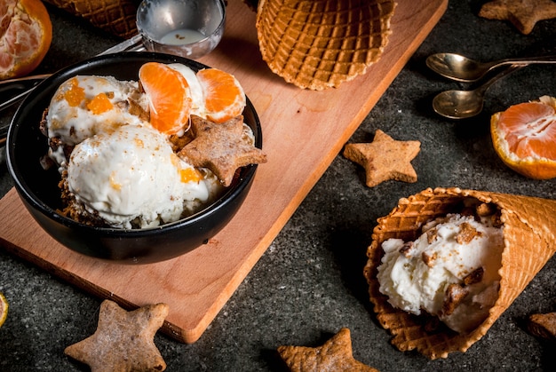 Sorvete de inverno com pão e tangerinas vista superior