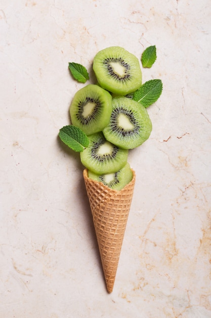 Sorvete de kiwi com cone