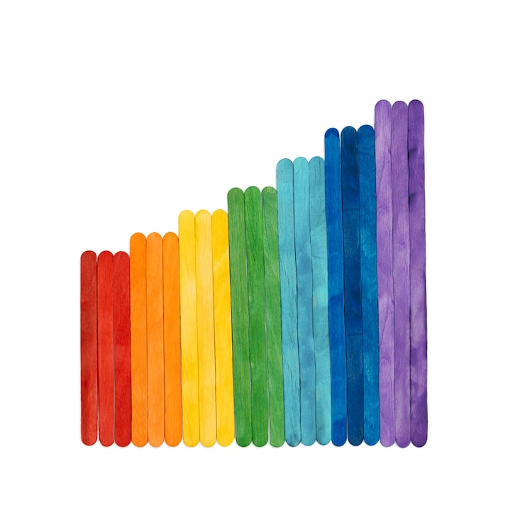 Foto sorvete de madeira da cor do arco-íris varas em branco. escadas abstratas multicoloridas, conceito lgbt.