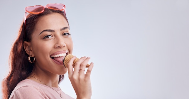 Sorvete de maquete e retrato de mulher com óculos de sol em estúdio com lanche de sobremesa e doces Feliz verão e rosto de pessoa do sexo feminino com cone em estilo de acessórios da moda e cosméticos