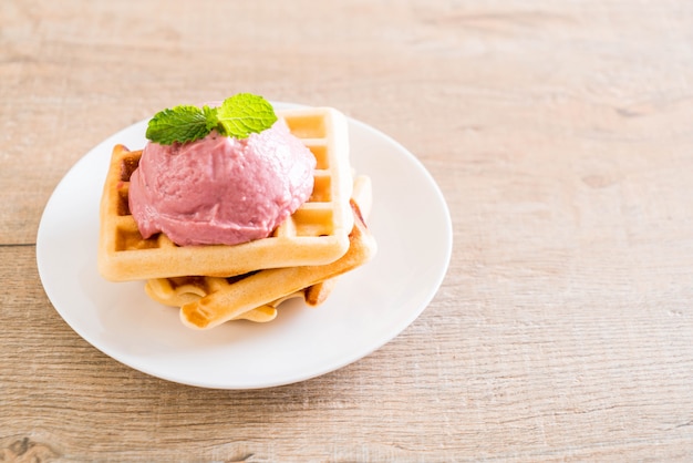sorvete de morango com waffle