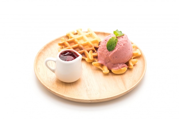 Foto sorvete de morango com waffle