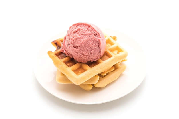 Sorvete de morango com waffle