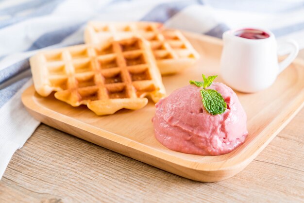 sorvete de morango com waffle