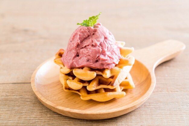 sorvete de morango com waffle
