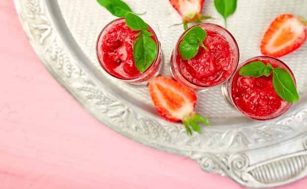 Sorvete de morango refrescante de verão