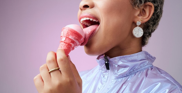 Sorvete de mulher e boca enquanto comia sobremesa rosa com cone contra fundo de estúdio Zoom de modelo e lanche de sorbet lamber ou gelato para saborear no verão com pano de fundo profissional em Los Angeles