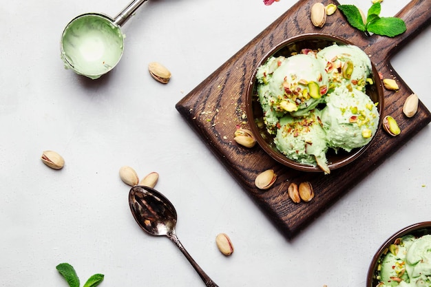 Sorvete de pistache verde com folhas de hortelã em tigelas marrons vista superior