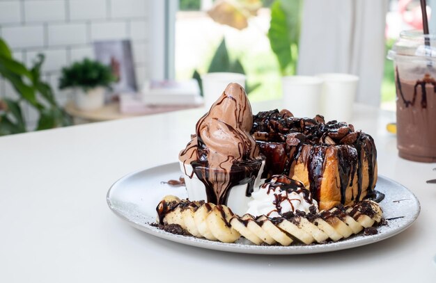 Foto sorvete de torradas de chocolate e torradas na mesa branca no café