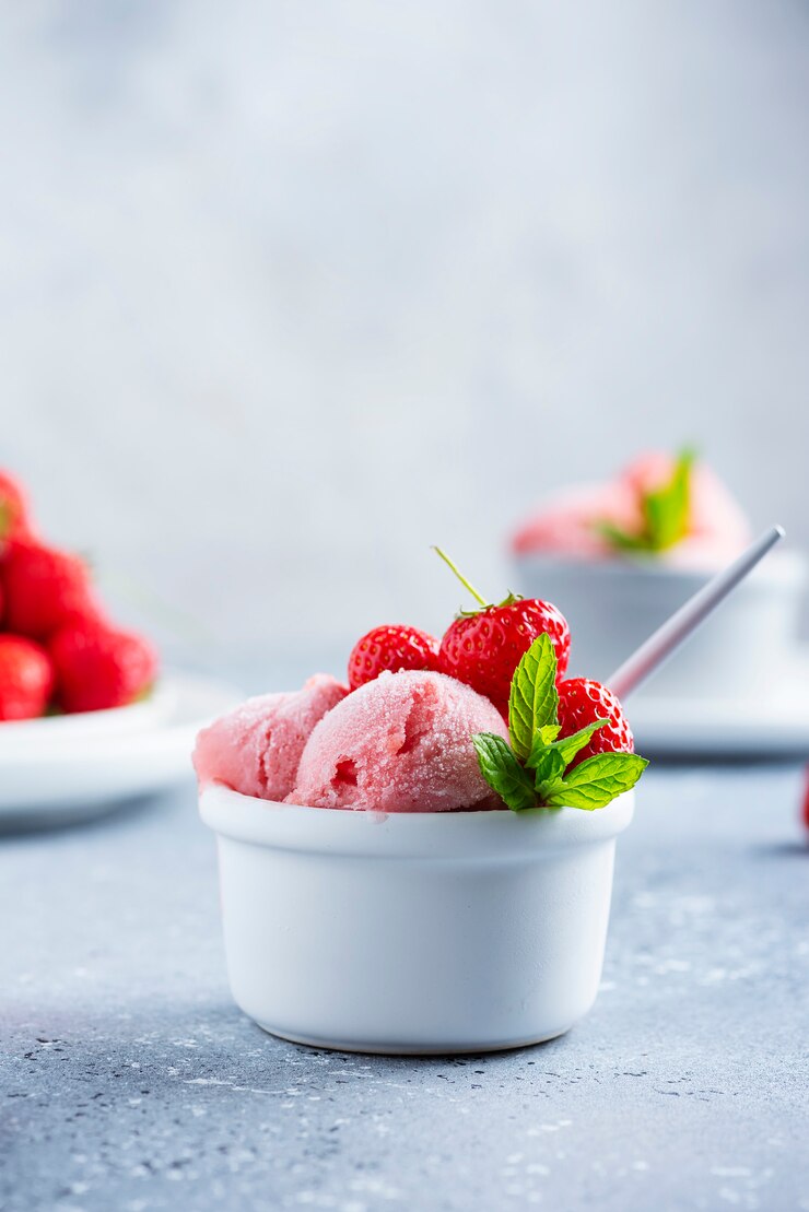 Foto sorvete de verão com morango fresco