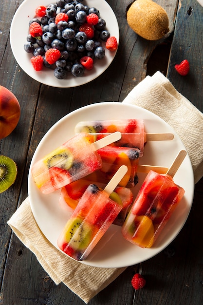 sorvete e frutas no prato