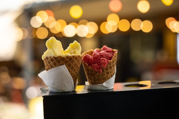 Sorvete em cone de waffle em um balcão de loja