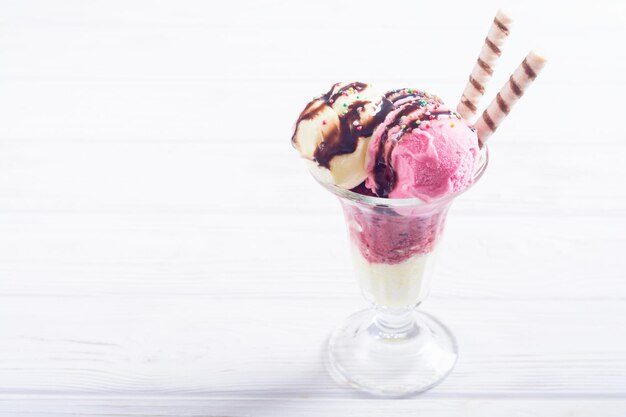 Sorvete em sundae Chocolate baunilha e morango