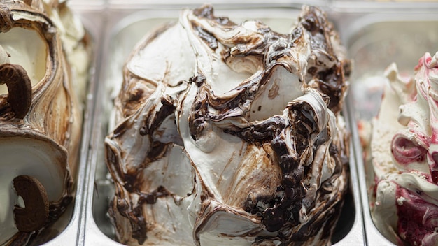 Sorvete em um café em um grande balde. Casquinha de sorvete com sabor de chocolate e baunilha. gelo branco c