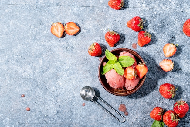 Sorvete gelado em tigela de madeira