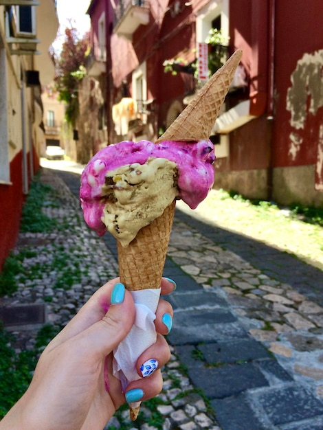 Sorvete italiano na mão de uma mulher