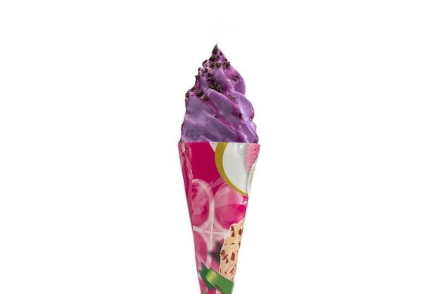 Sorvete roxo colorido com cone em um fundo branco delicioso sorvete de verão