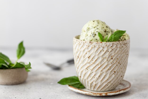 sorvete vegan de espinafre e coco caseiro em uma tigela de cerâmica comida vegana saudável