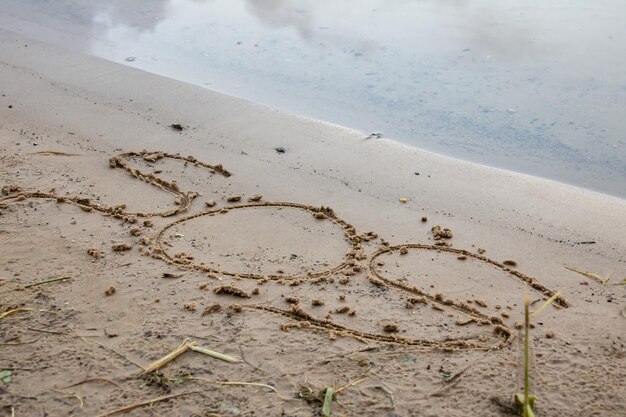 SOS-Briefe im Sand am Strand