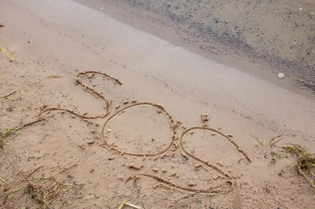 SOS-Briefe im Sand am Strand