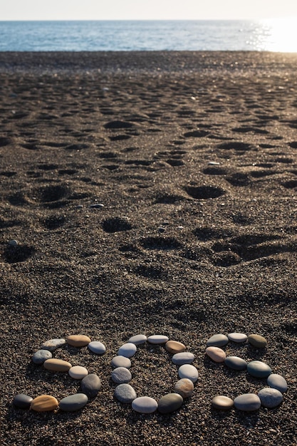 SOS-Nachricht mit Steinen am Strand