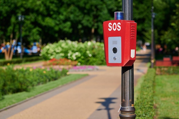 SOS-Taste auf dem Alarmgerät, um die Rettungsdienste zu rufen, die Polizei und die Feuerwehr und den Krankenwagen zu rufen