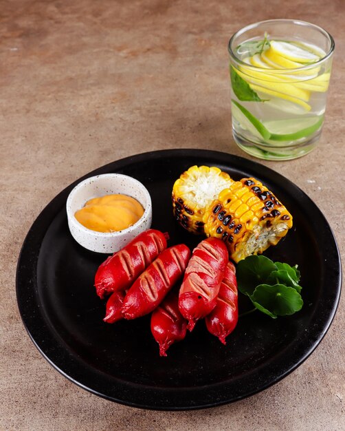 Sosis bakar Salchicha a la parrilla con salsa y guarnición