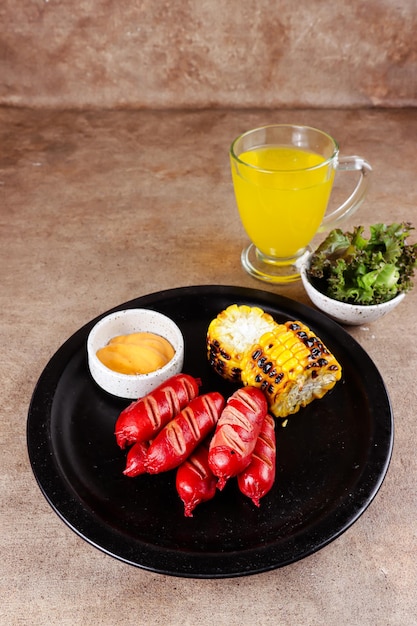 Sosis bakar Salchicha a la parrilla con salsa y guarnición