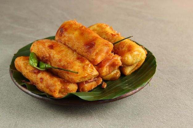 Sosis Solo o Crepa de Huevo Frito con Relleno de Carne Picada o Pollo