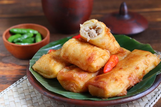 Sosis Solo o Crepa de Huevo Frito con Relleno de Carne Picada o Pollo