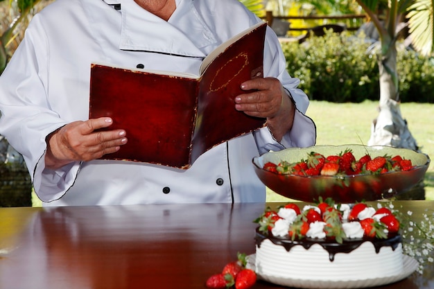 Sostener y leer el libro de cocina