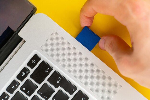 Sostenga a mano la unidad de tarjeta SD Flash e insértela en las computadoras portátiles