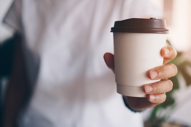 Sostenga una taza de café. Despierta la ingesta de cafeína por la mañana.