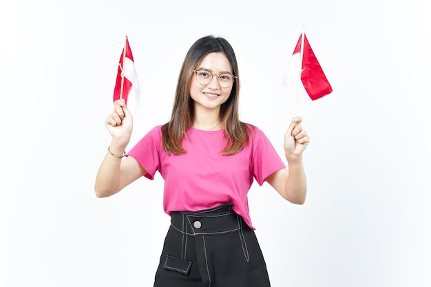 Sosteniendo la bandera de indonesia de hermosa mujer asiática aislado sobre fondo blanco.