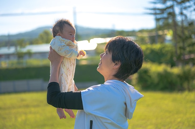 sosteniendo un bebe