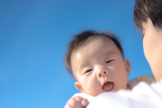 sosteniendo un bebe