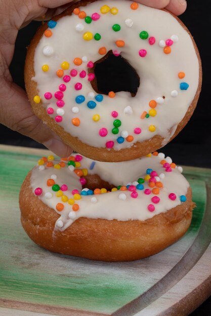 Sosteniendo deliciosas donas de dulce de leche.