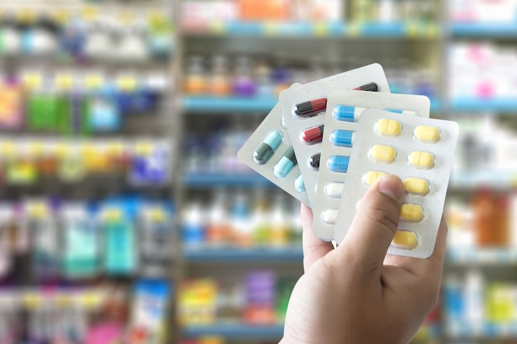 Foto sosteniendo en la droguería pack píldoras anticonceptivas