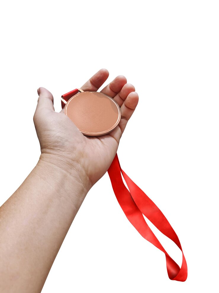 Sosteniendo un ganador de la medalla de bronce con fondo blanco