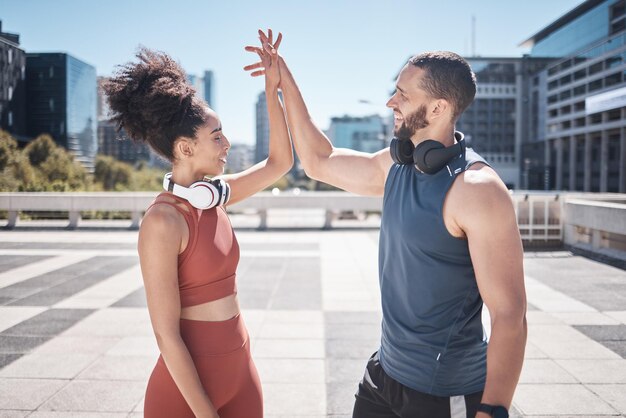 Foto sosteniendo las manos y entrenando en pareja en la ciudad, motivación física y éxito cardiovascular en brasil logro amoroso y atleta emocionado, hombre y mujer, con afecto durante el ejercicio al aire libre