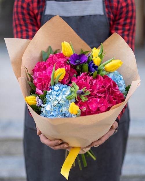 Sosteniendo ramo de flores con fondo borroso