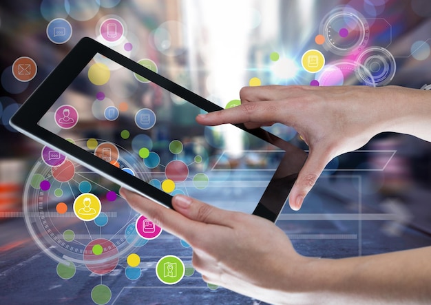 Foto sosteniendo la tableta y la ciudad con la transición de iconos de aplicaciones de colores