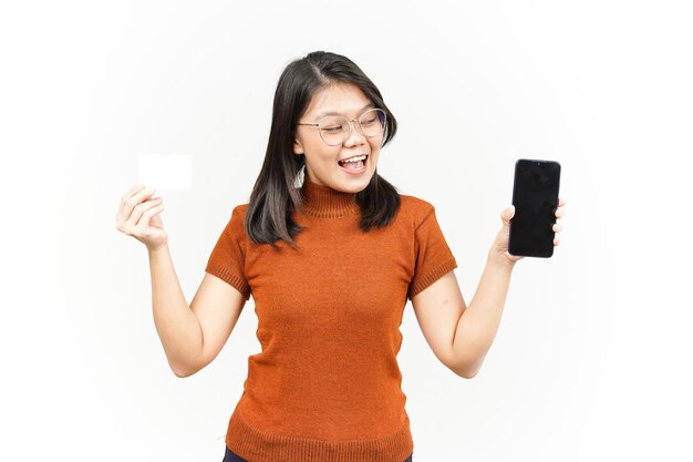 Sosteniendo Tarjeta Bancaria En Blanco Y Teléfono Inteligente Con Pantalla En Blanco De Hermosa Mujer Asiática Aislada En Blanco