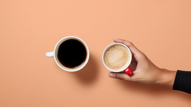 Sosteniendo una taza de café aislada sobre fondo rosa