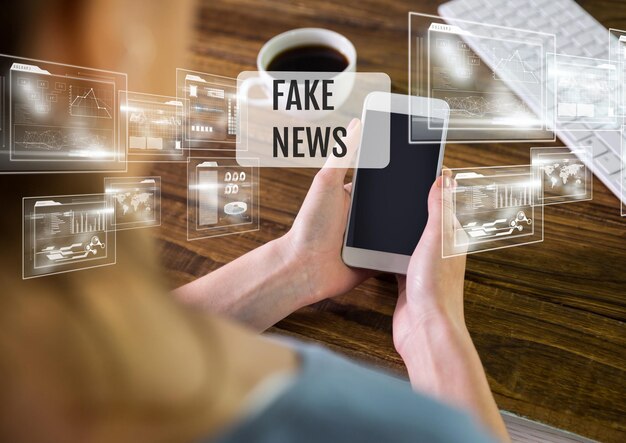 Sosteniendo el teléfono con texto e interfaz de noticias falsas
