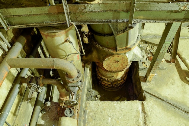 Sótano de una estación de bombeo de agua abandonado post-apocalíptico