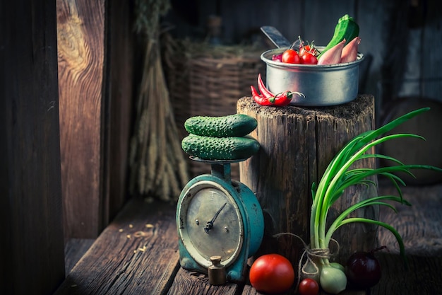 Sótano de madera vintage con hierbas y verduras frescas