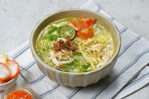 soto ayam é uma comida típica da Indonésia na forma de uma espécie de canja de galinha com molho amarelado