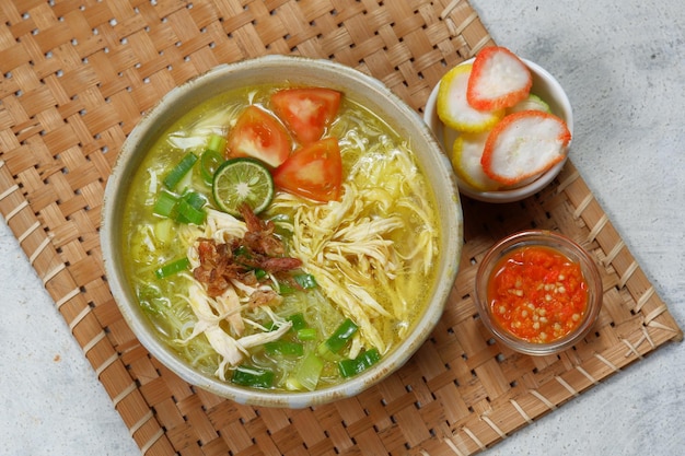 soto ayam é uma comida típica da Indonésia na forma de uma espécie de canja de galinha com molho amarelado