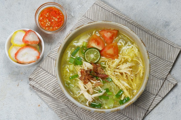 soto ayam es una comida típica de Indonesia en forma de una especie de sopa de pollo con salsa amarillenta